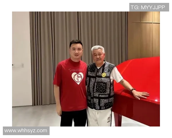 姚明与赵本山亲密合影展现体育与娱乐界的友谊与合作精神